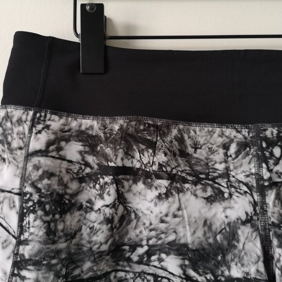 NWT LULULEMON SEAWHEEZE Black White Print Speed Up LR 2.5"Lined Shorts 10 - Picture 2 of 8